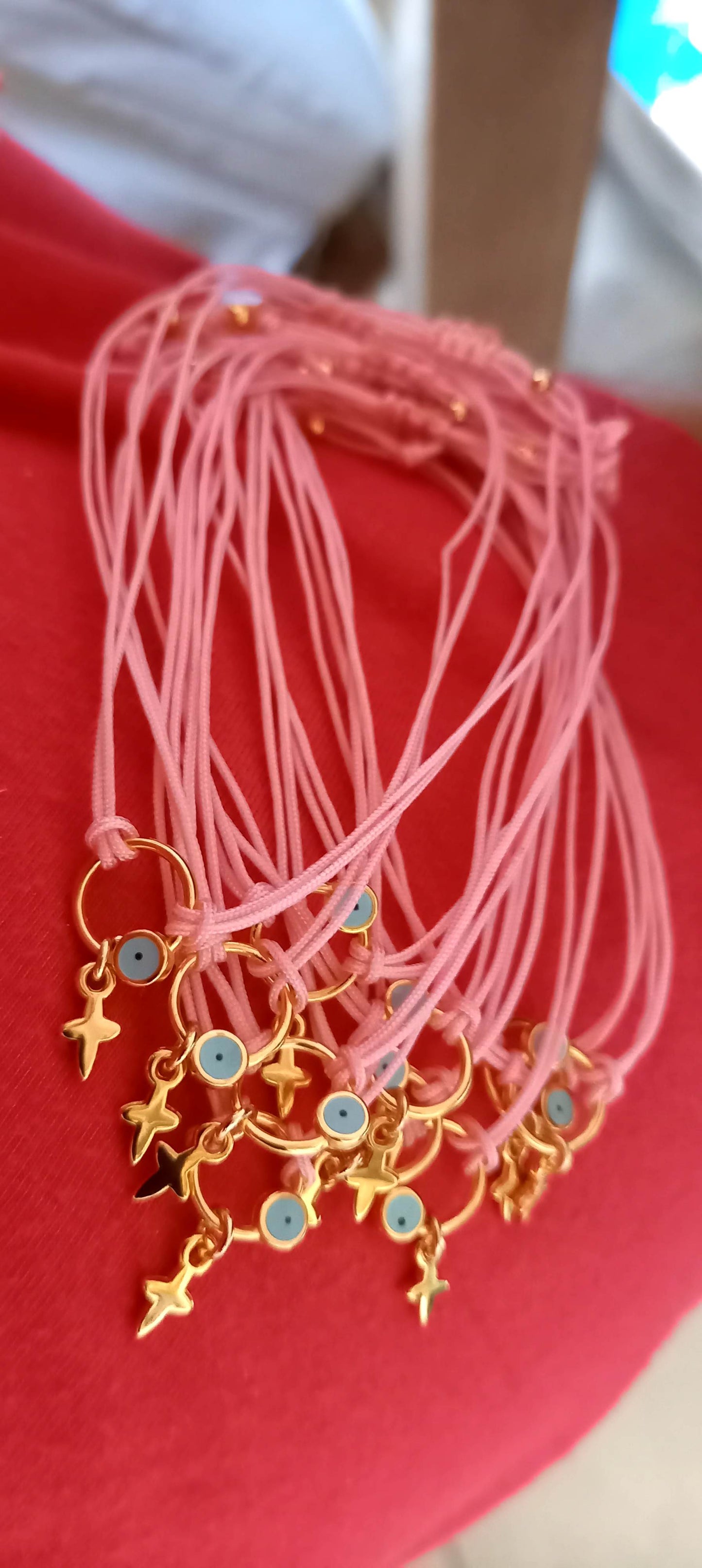 Χειροποίητο μαρτυρικό βραχιόλι με επιχρυσωμένο στοιχείο με μάτι και κρεμαστό σταυρό