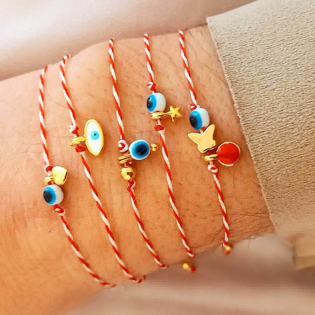 Βραχιόλι μαρτάκι με λευκό-κόκκινο κορδόνι, ματάκι και επιχρυσωμένο στοιχείο καρδιά