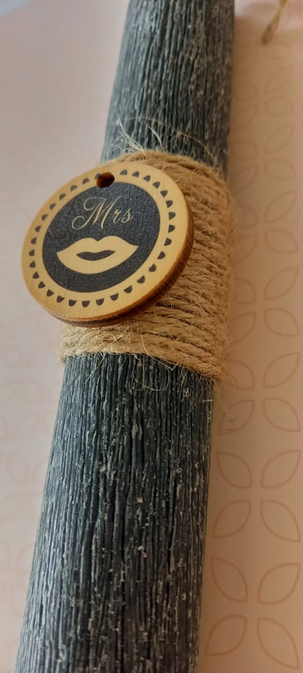 Χειροποίητη αρωματική λαμπάδα με ξύλινο στοιχείο "Mrs"