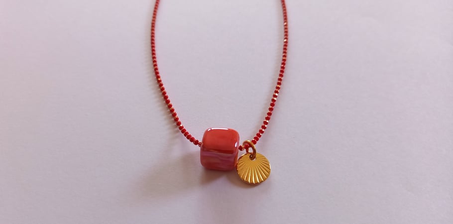 Κολιέ με αλυσίδα, κεραμικό κύβο και επιχρυσωμένο μοτίφ