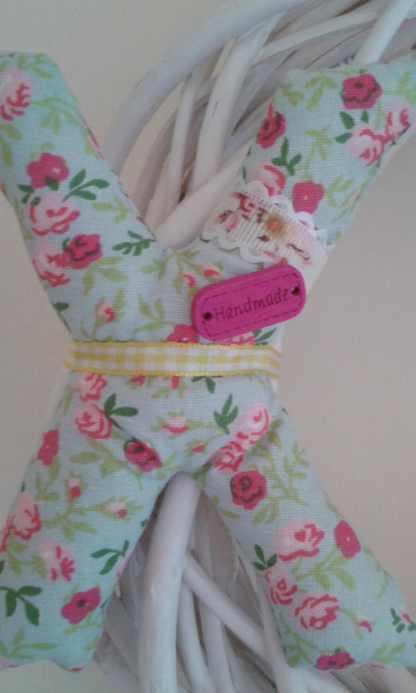 Χειροποίητο στεφάνι με υφασμάτινο μονόγραμμα