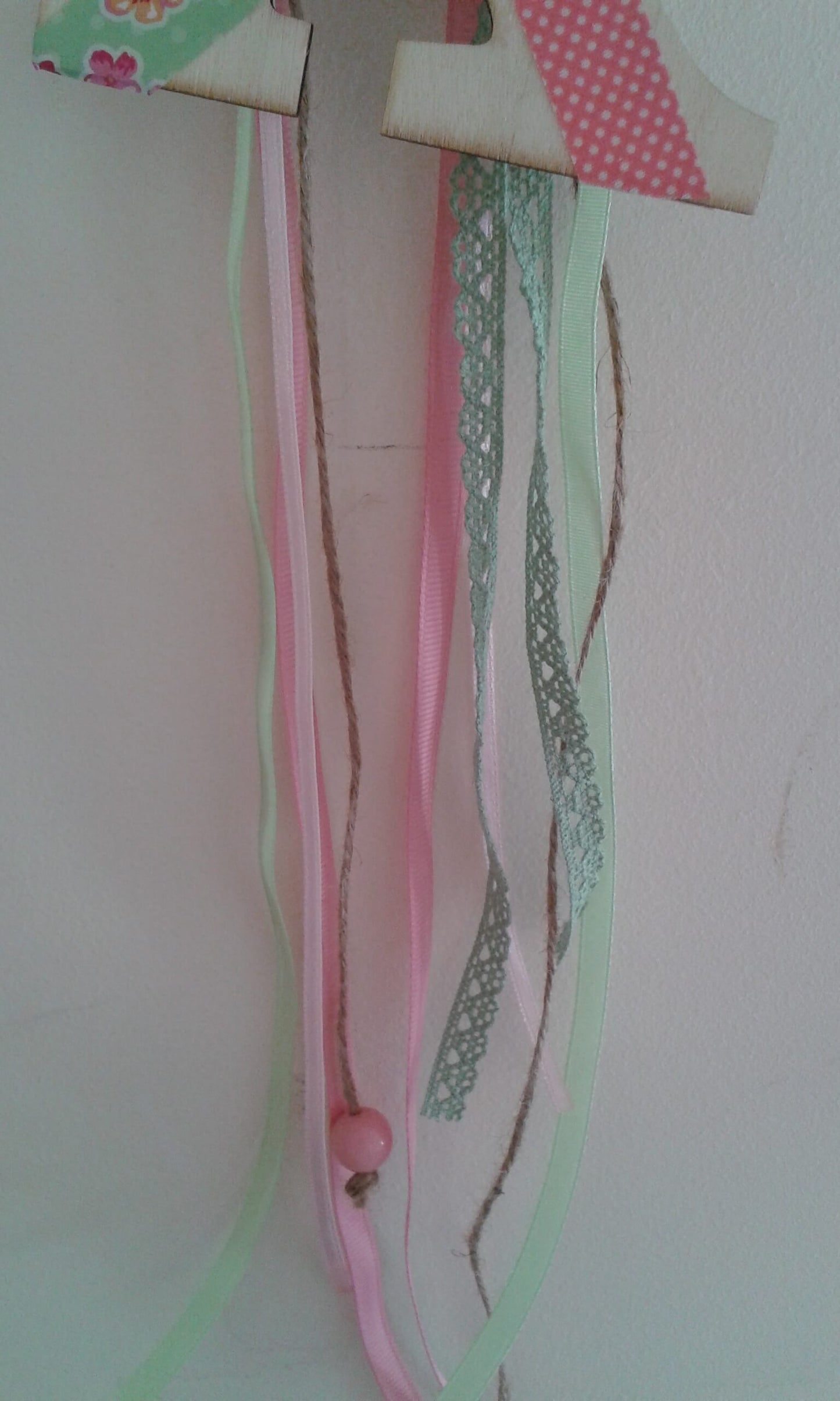 Ξύλινο κρεμαστό μονόγραμμα με κορδέλες