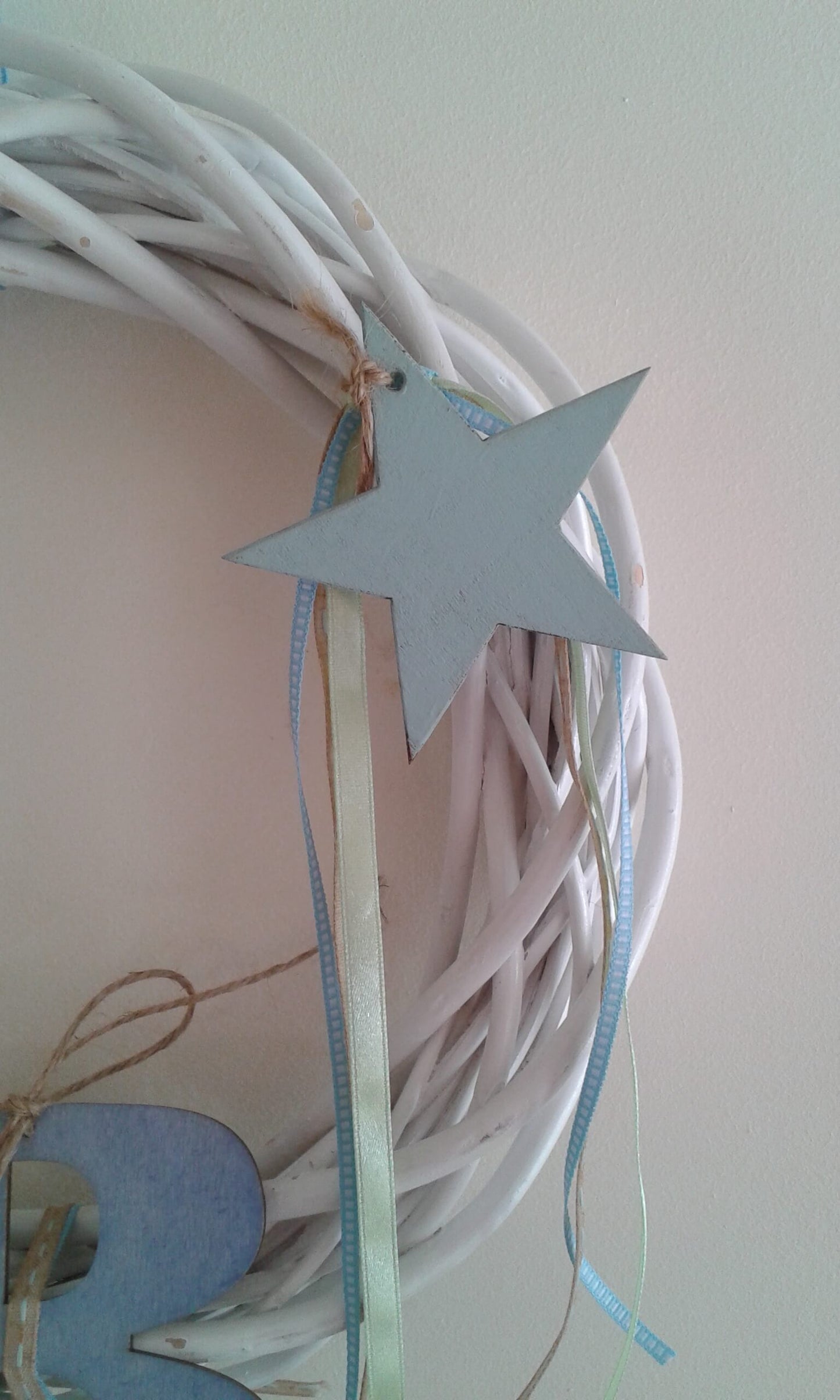 Χειροποίητο λευκό στεφάνι με μονόγραμμα