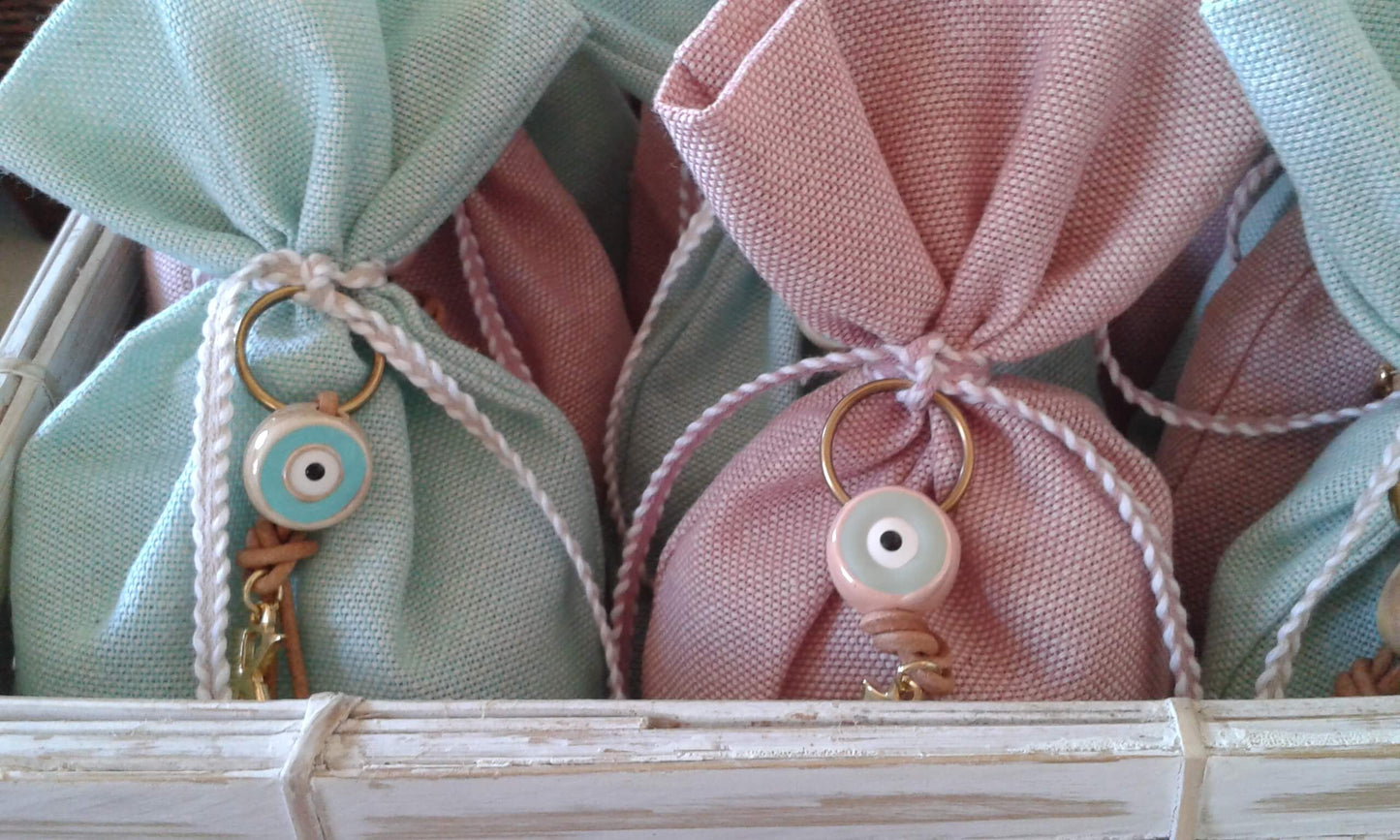 Μπομπονιέρα βάπτισης με μπρελόκ με μάτι και μονόγραμμα