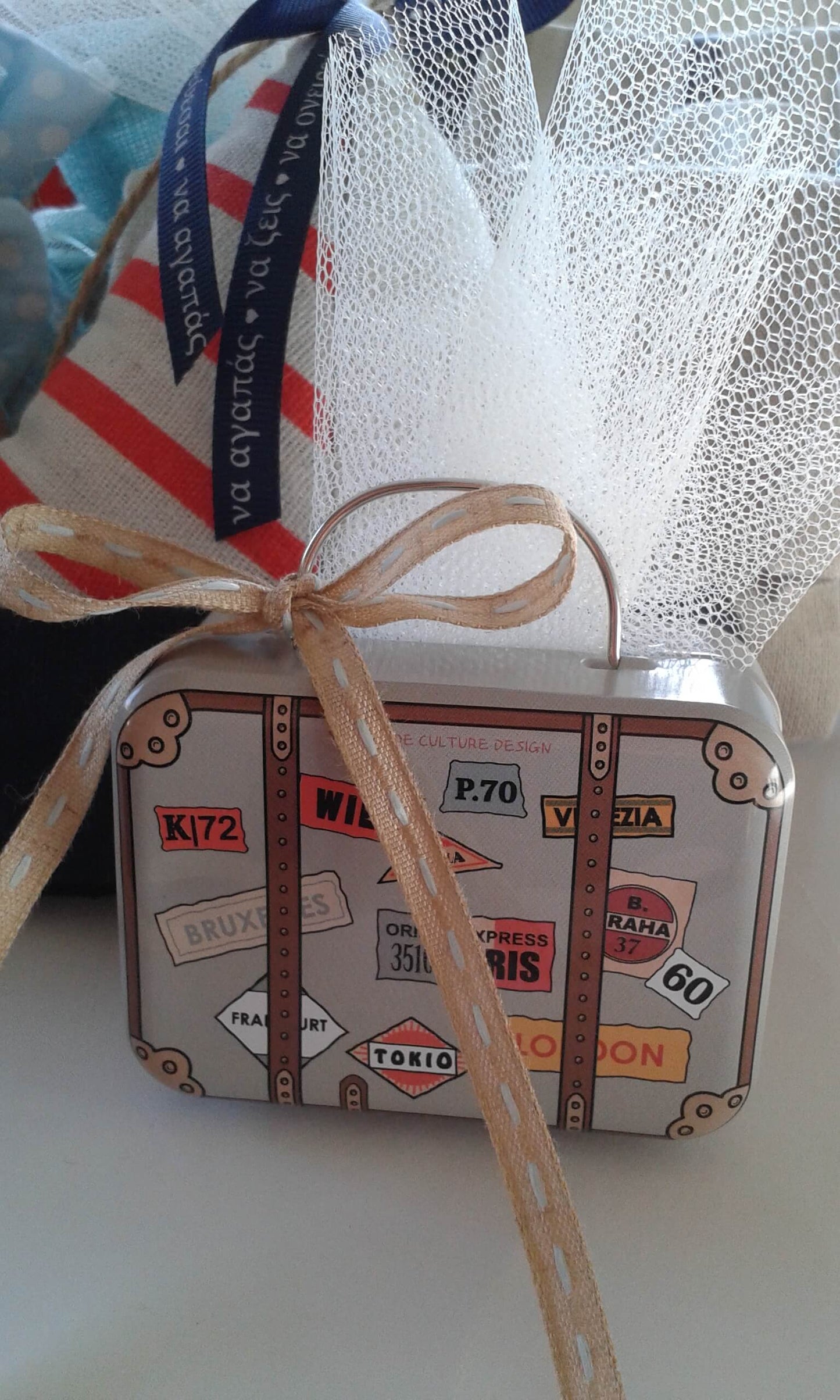 Μπομπονιέρα βάπτισης μεταλλικό βαλιτσάκι