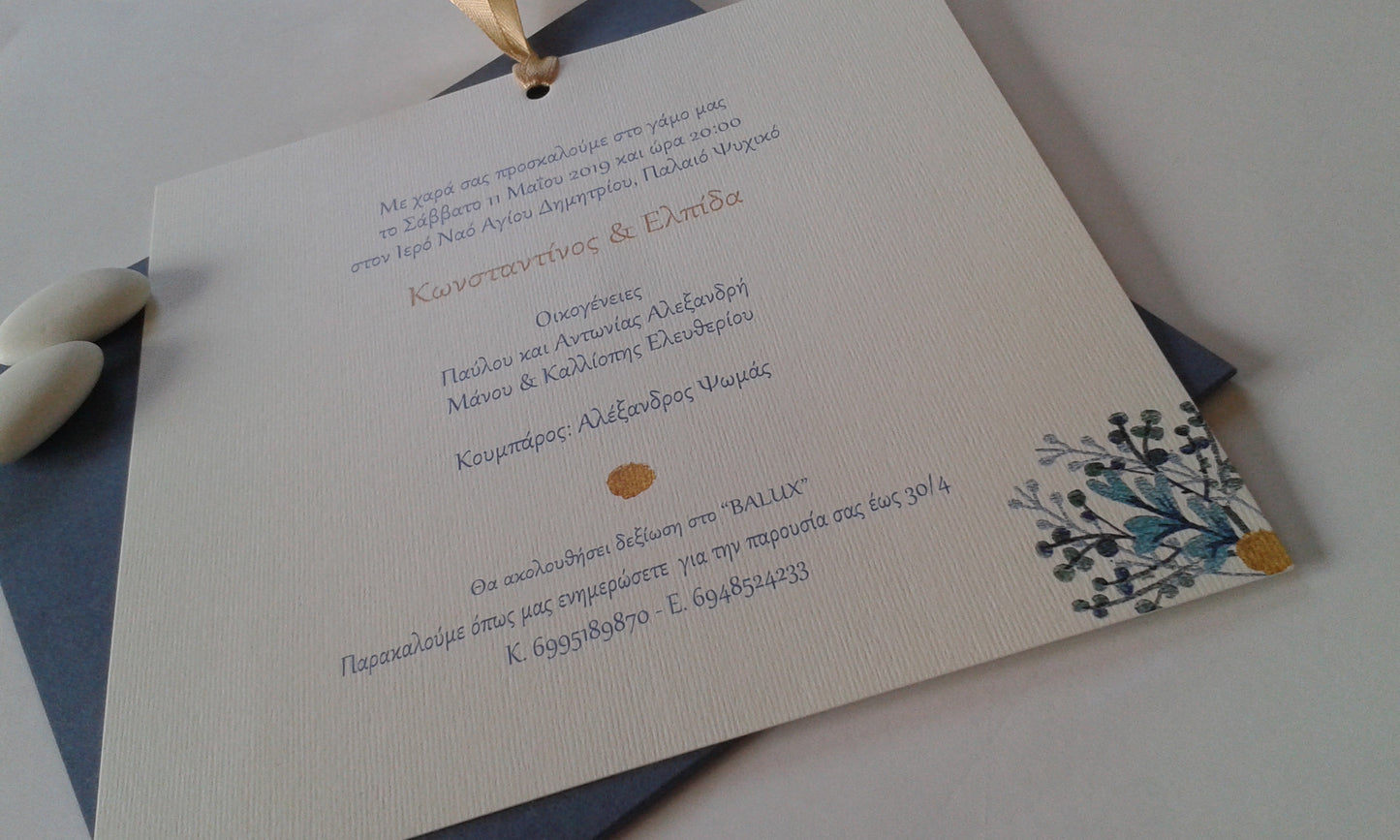 Προσκλητήριο γάμου με μπλε φάκελλο και σατέν κορδέλα