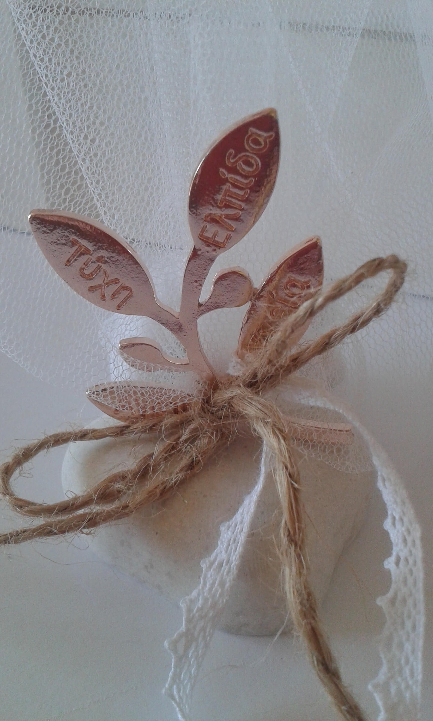 Μπομπονιέρα γάμου με μάρμαρο και μεταλλικό κλαδί ελιάς