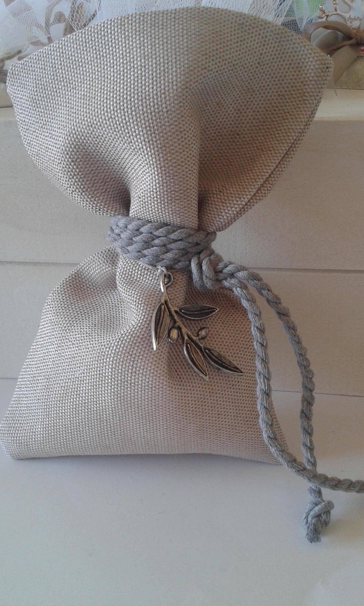 Μπομπονιέρα γάμου με πουγκί και μεταλλικό κλαδί ελιάς