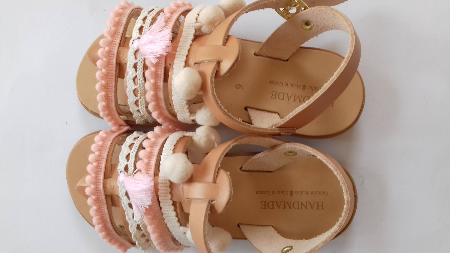 Χειροποίητα δερμάτινα παιδικά πέδιλα με πον πον και φουντίτσες
