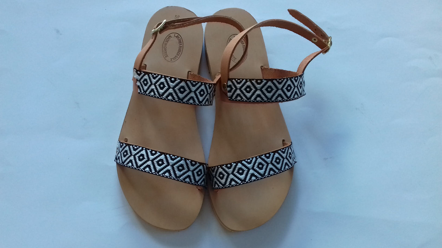 Χειροποίητα δερμάτινα πέδιλα με ασπρόμαυρο σχέδιο