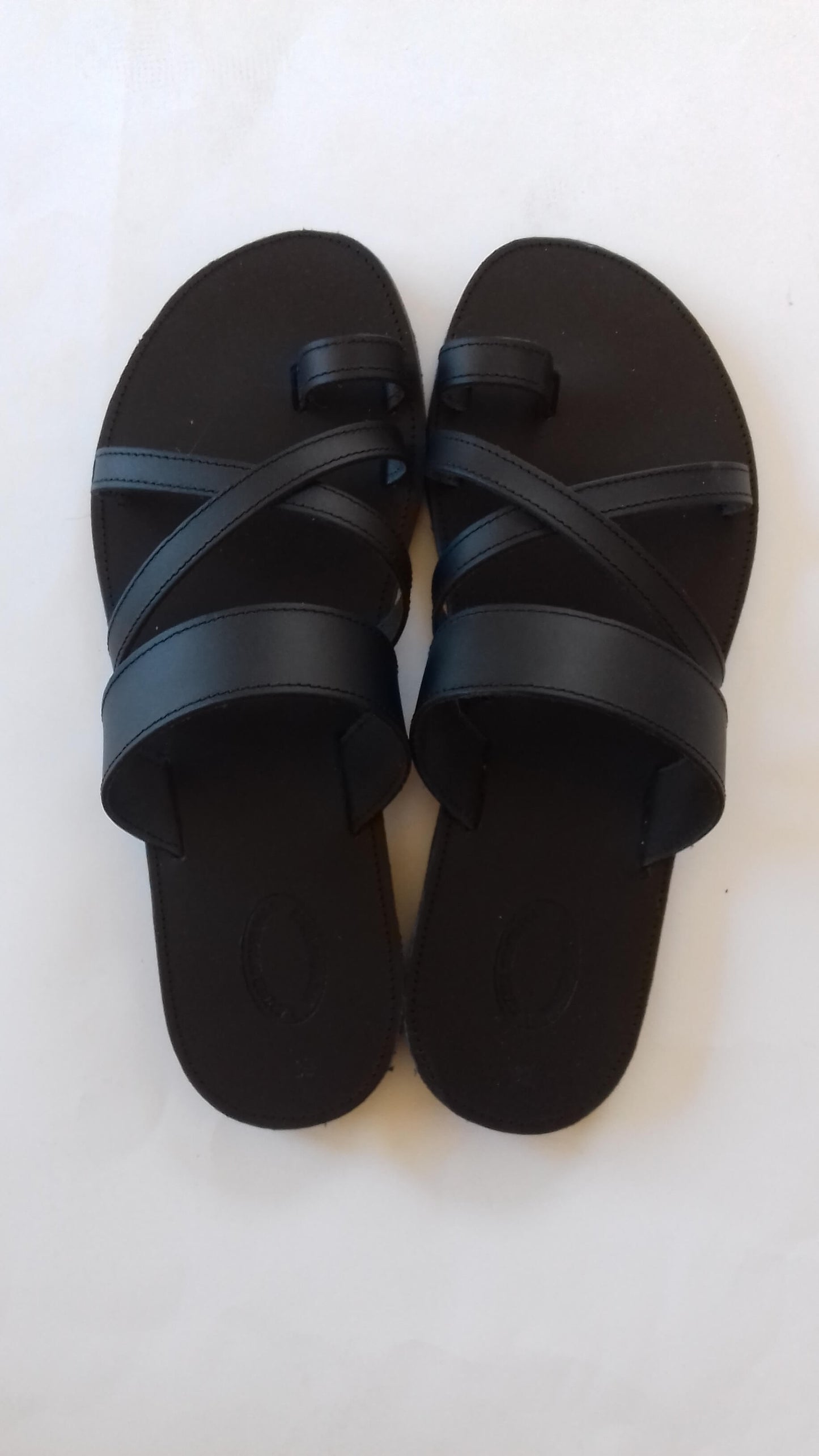 Χειροποίητα μαύρα δερμάτινα σανδάλια με χιαστί λουράκια