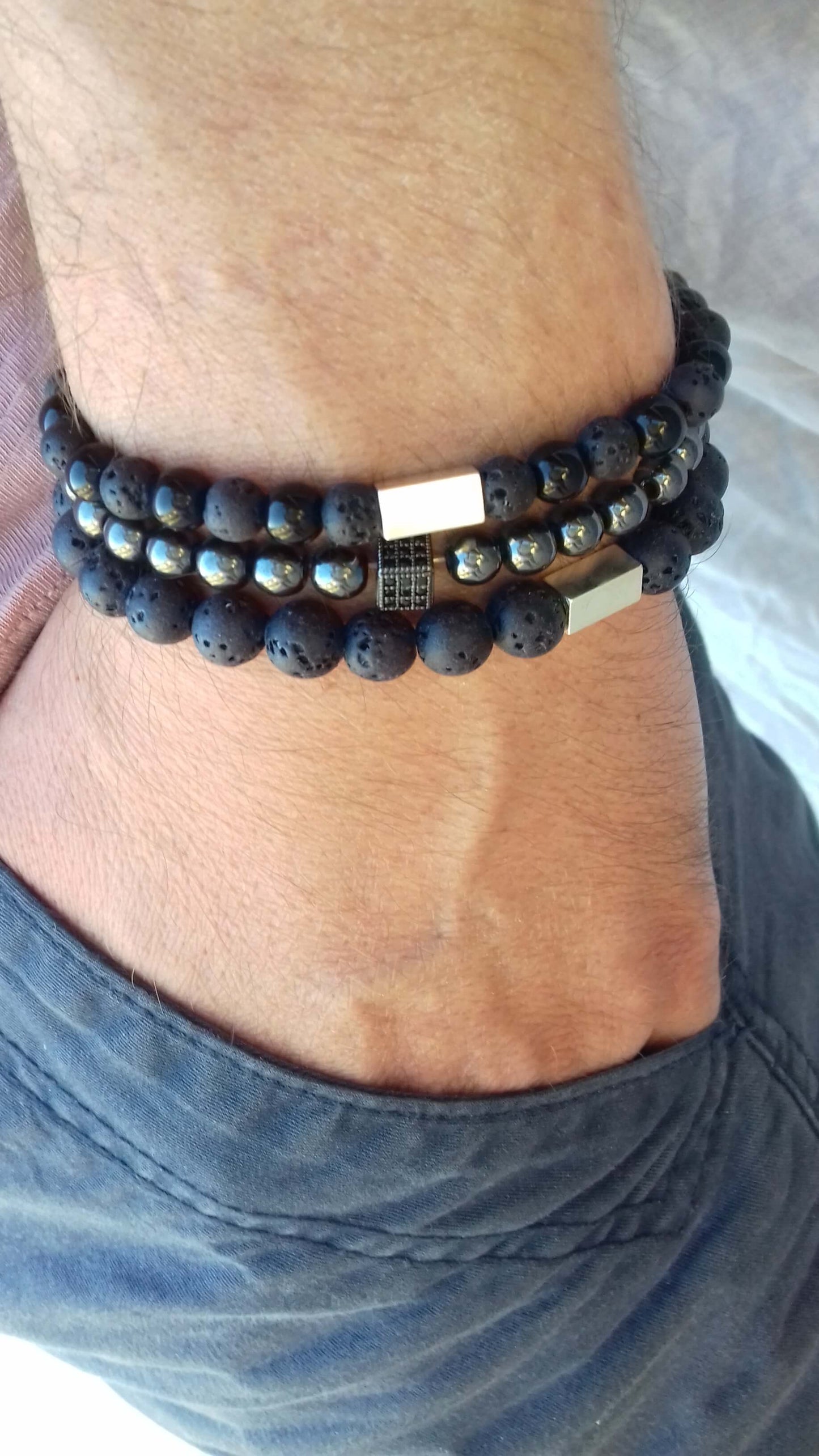 Αντρικό βραχιόλι με μαύρες πέτρες, λάβα και ασημί λεπτομέρεια