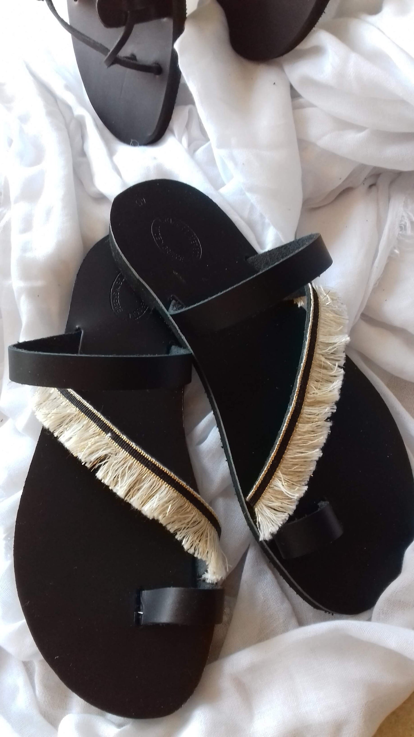 Χειροποίητα δερμάτινα γυναικεία σανδάλια με κρόσια