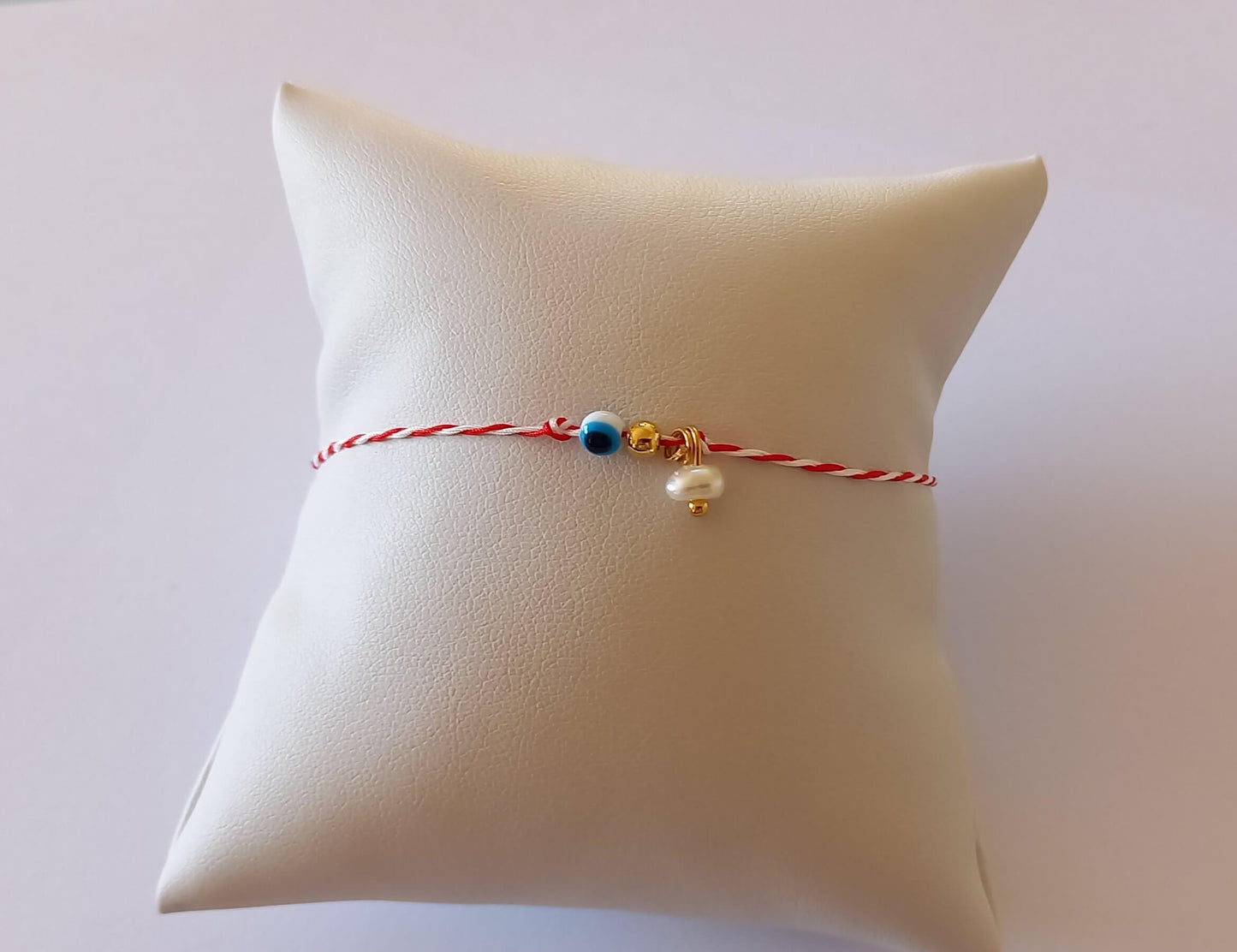 Βραχιόλι μαρτάκι με λευκό-κόκκινο κορδόνι, μίνι ματάκι και μαργαριτάρι καλλιέργειας