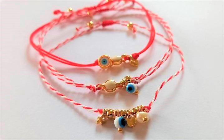 Βραχιόλι μαρτάκι με λευκό-κόκκινο κορδόνι, ματάκι και κρεμαστά μοτίφ