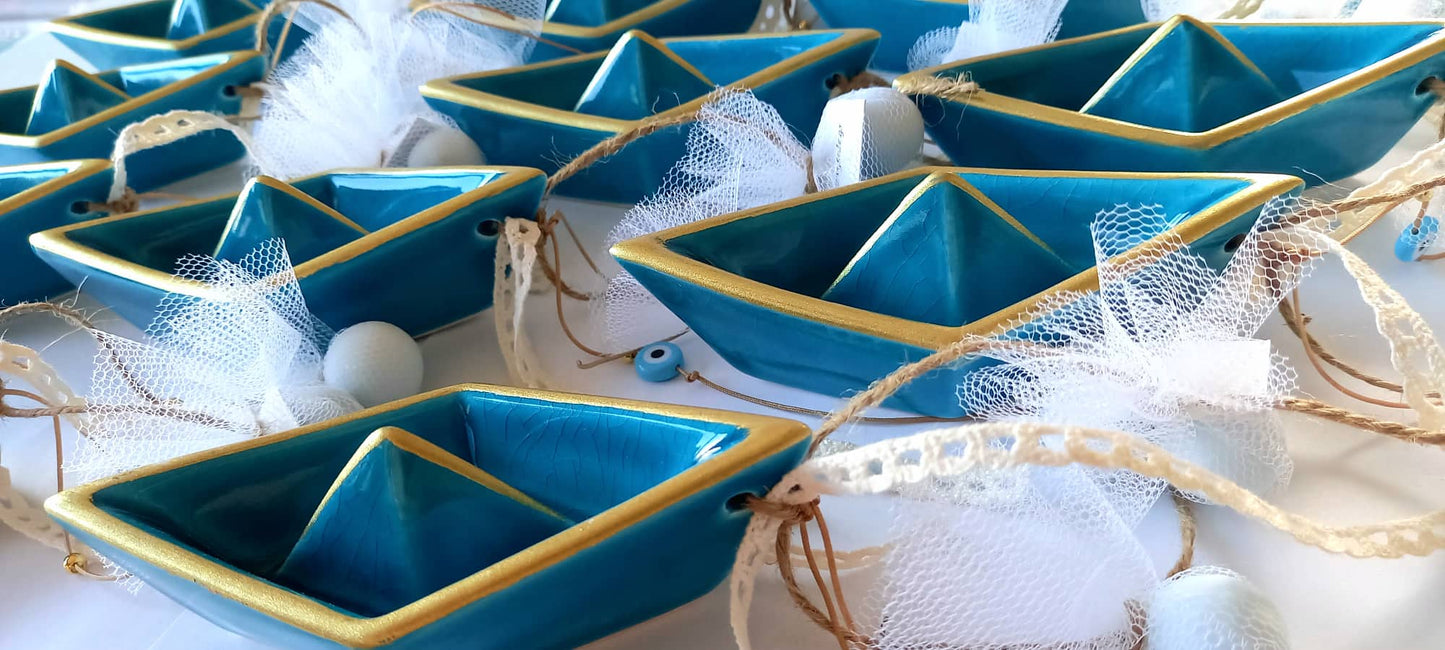 Μπομπονιέρα βάπτισης κεραμικό καράβι με κορδέλες, δαντέλα και μάτι