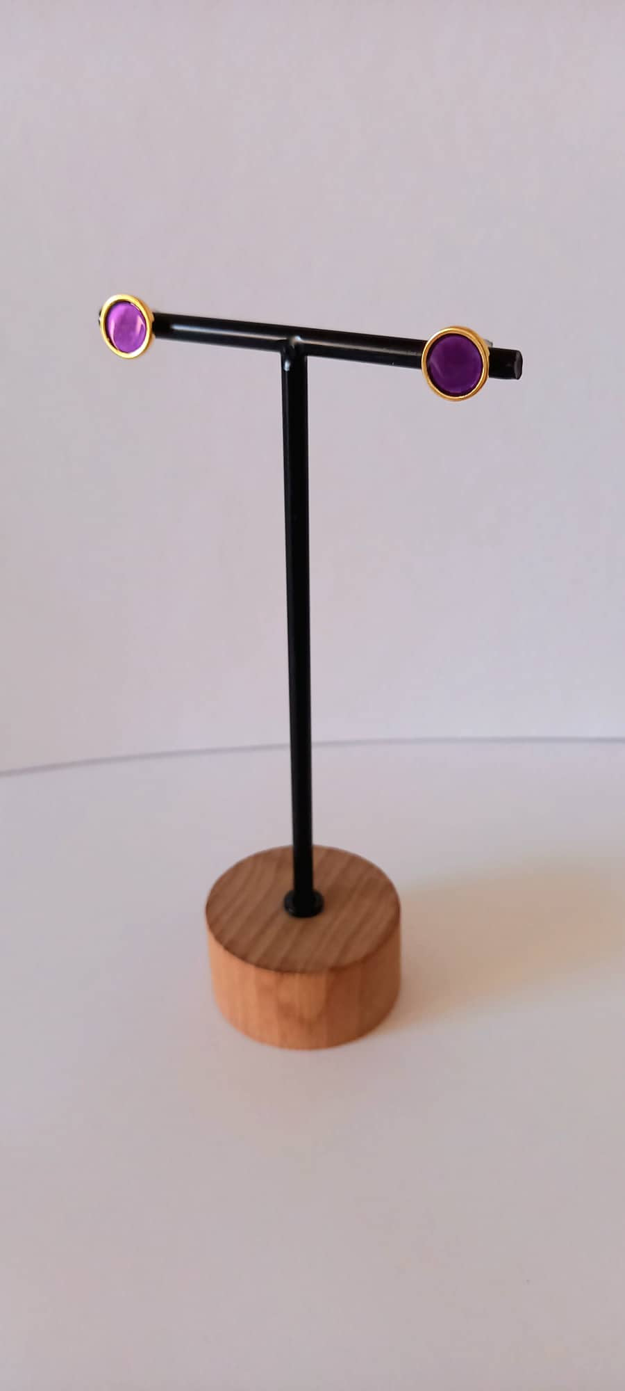 Επιχρυσωμένα σκουλαρίκια με μωβ σμάλτο