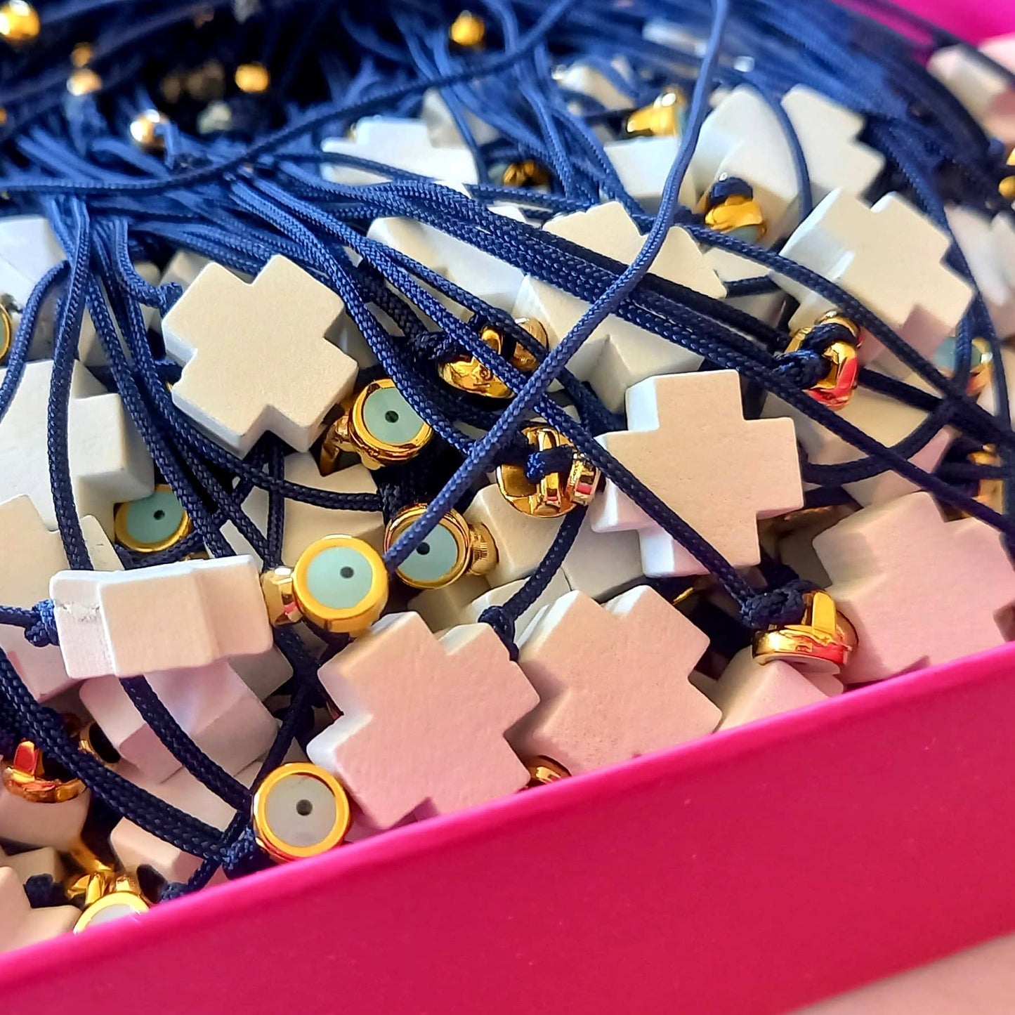 Χειροποίητο μαρτυρικό βραχιόλι με κορδόνι, σταυρό και επιχρυσωμένο μάτι