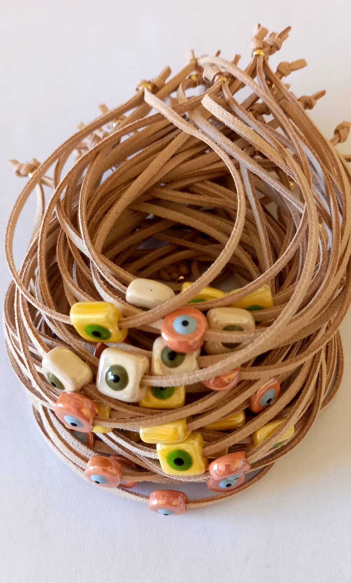 Χειροποίητα μαρτυρικά με δέρμα καστόρι και κεραμικό μάτι