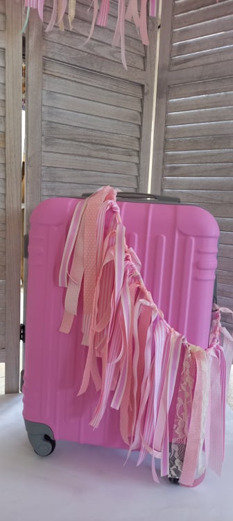 Βαλίτσα βάπτισης με γιρλάντα από κορδέλες και δαντέλα