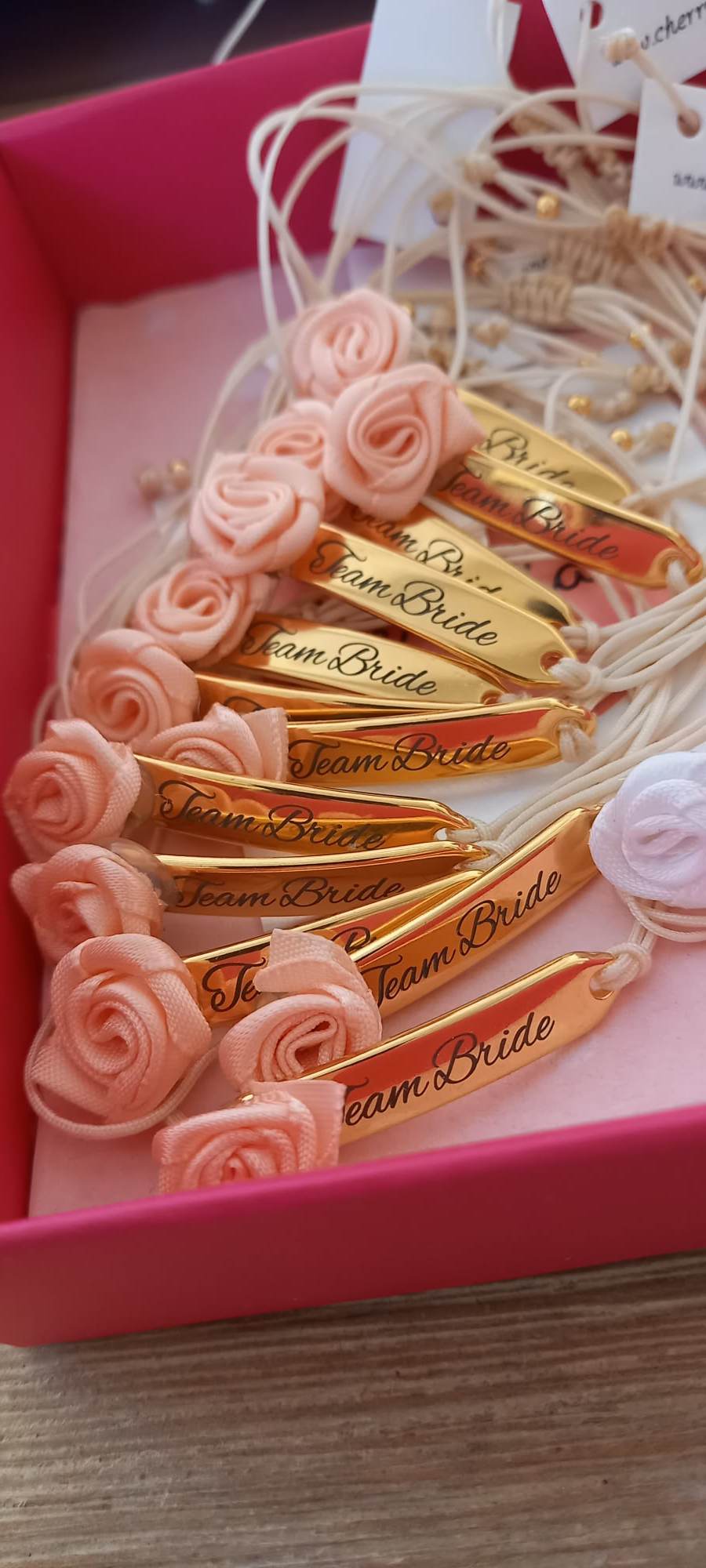 Βραχιόλι για bachelor party με ταυτότητα και λουλούδι