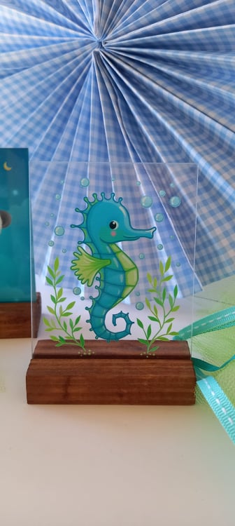 Μπομπονιέρα βάπτισης διακοσμητικό από plexi glass με ιππόκαμπο