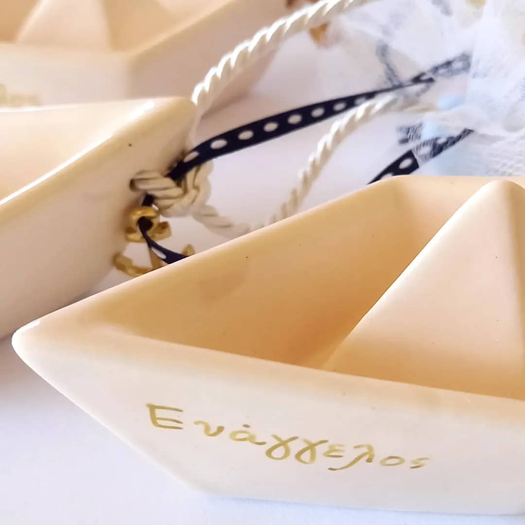 Μπομπονιέρα βάπτισης καράβι με κορδέλες, άγκυρα και όνομα