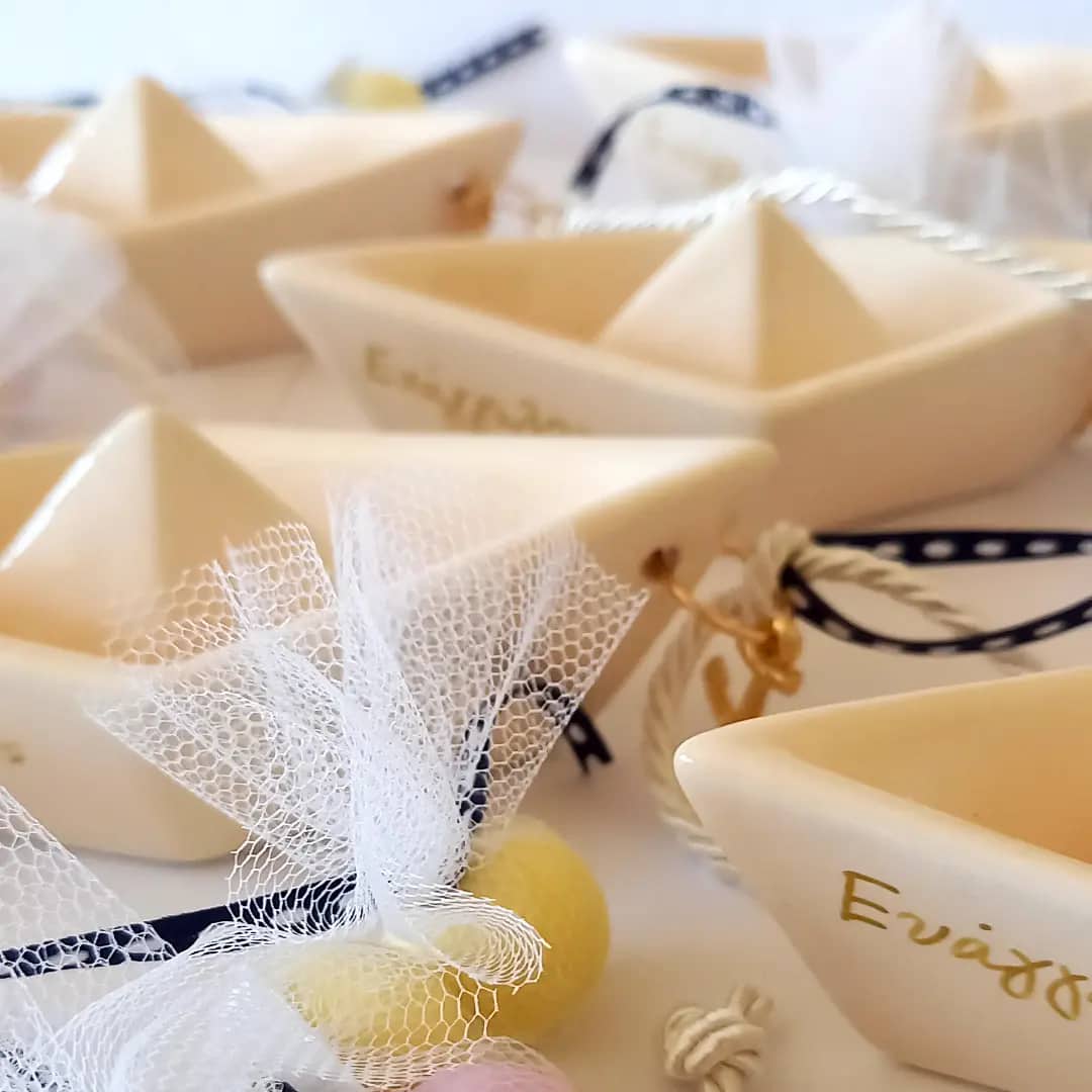 Μπομπονιέρα βάπτισης καράβι με κορδέλες, άγκυρα και όνομα