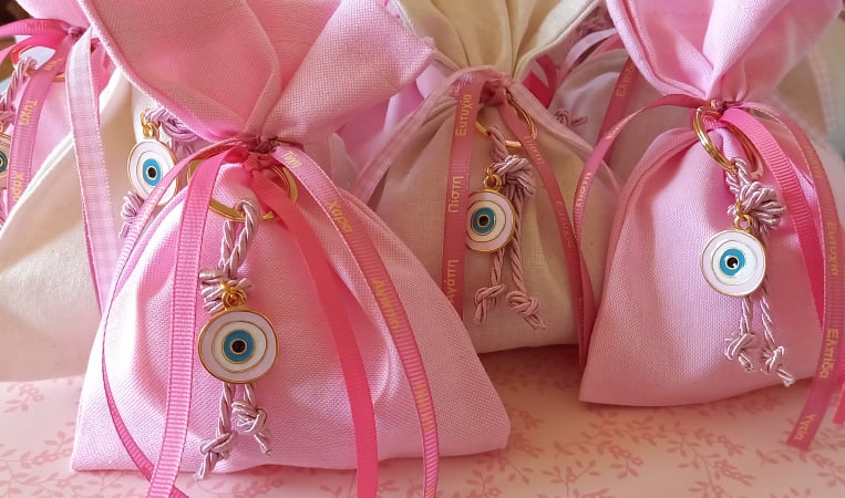 Μπομπονιέρα βάπτισης πουγκί με μπρελόκ και μάτι με σμάλτο