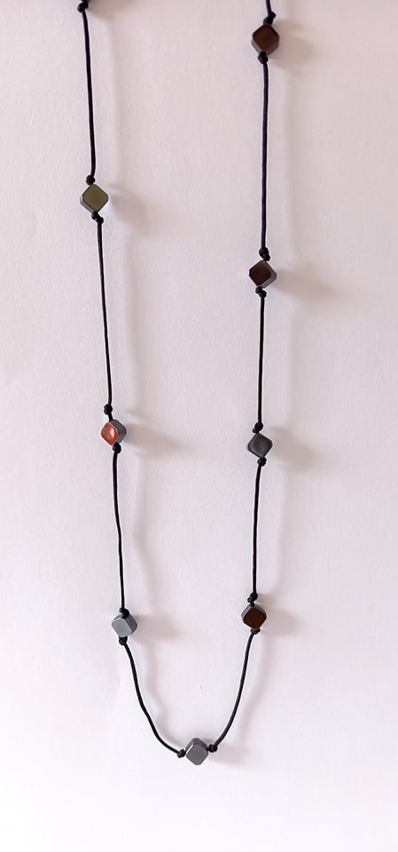 Χειροποίητο κολιέ με αιματίτες σε σχήμα ρόμβου