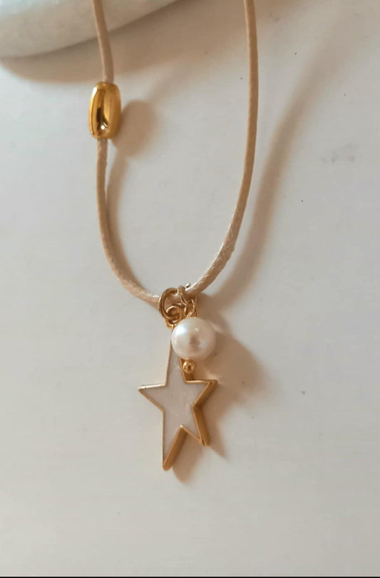 Κολιέ με κορδόνι και μοτίφ αστέρι