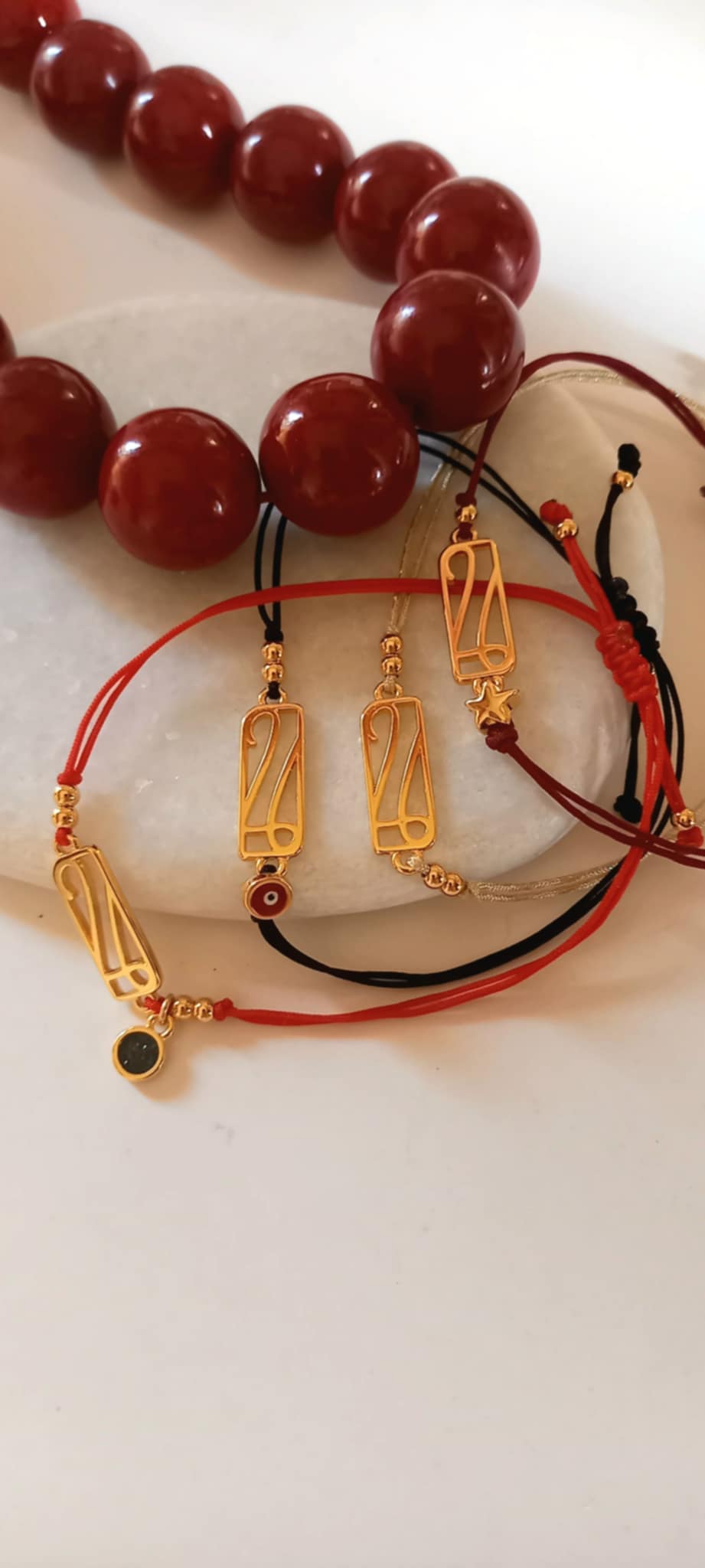 Βραχιόλι - γούρι 2026 με επιχρυσωμένο στοιχείο και αστέρι