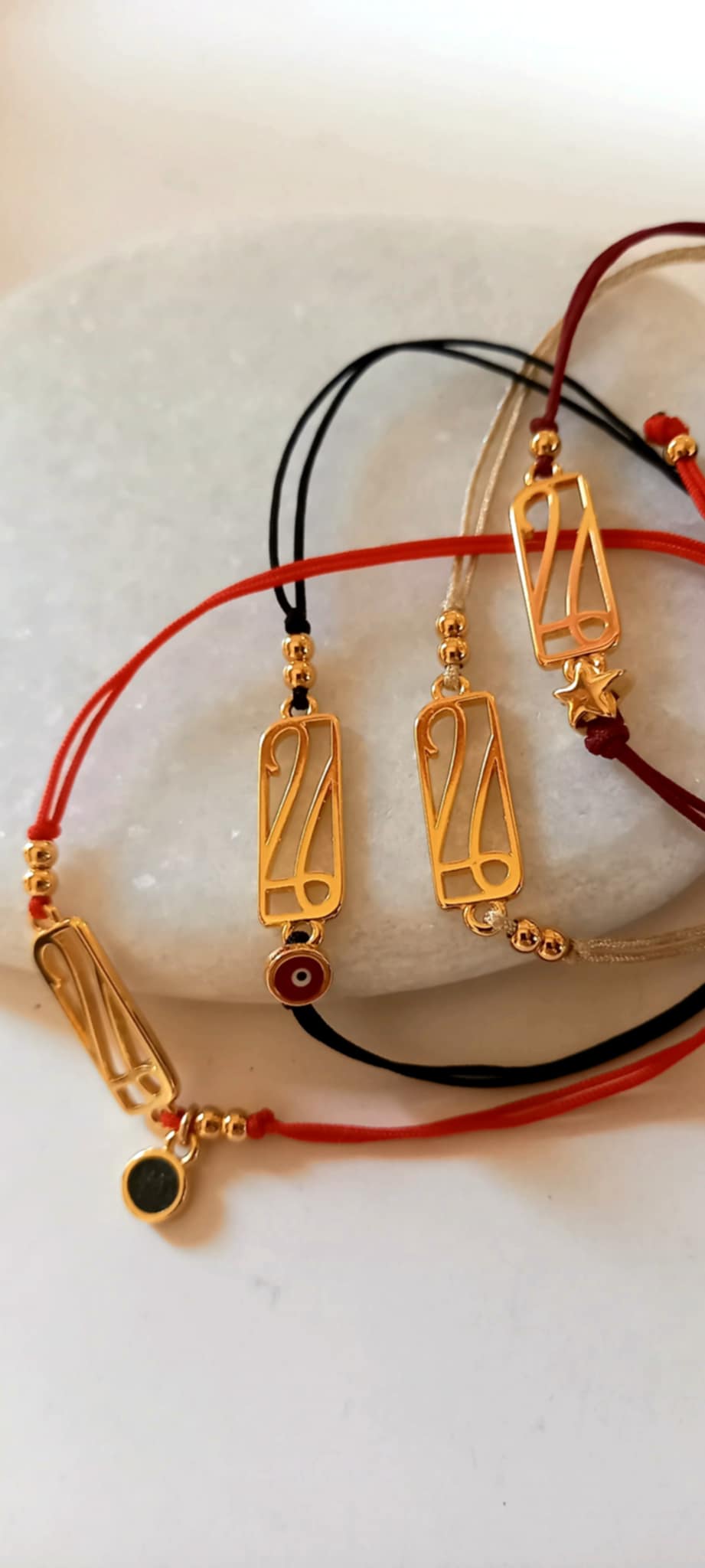 Βραχιόλι - γούρι 2026 με επιχρυσωμένο στοιχείο και αστέρι