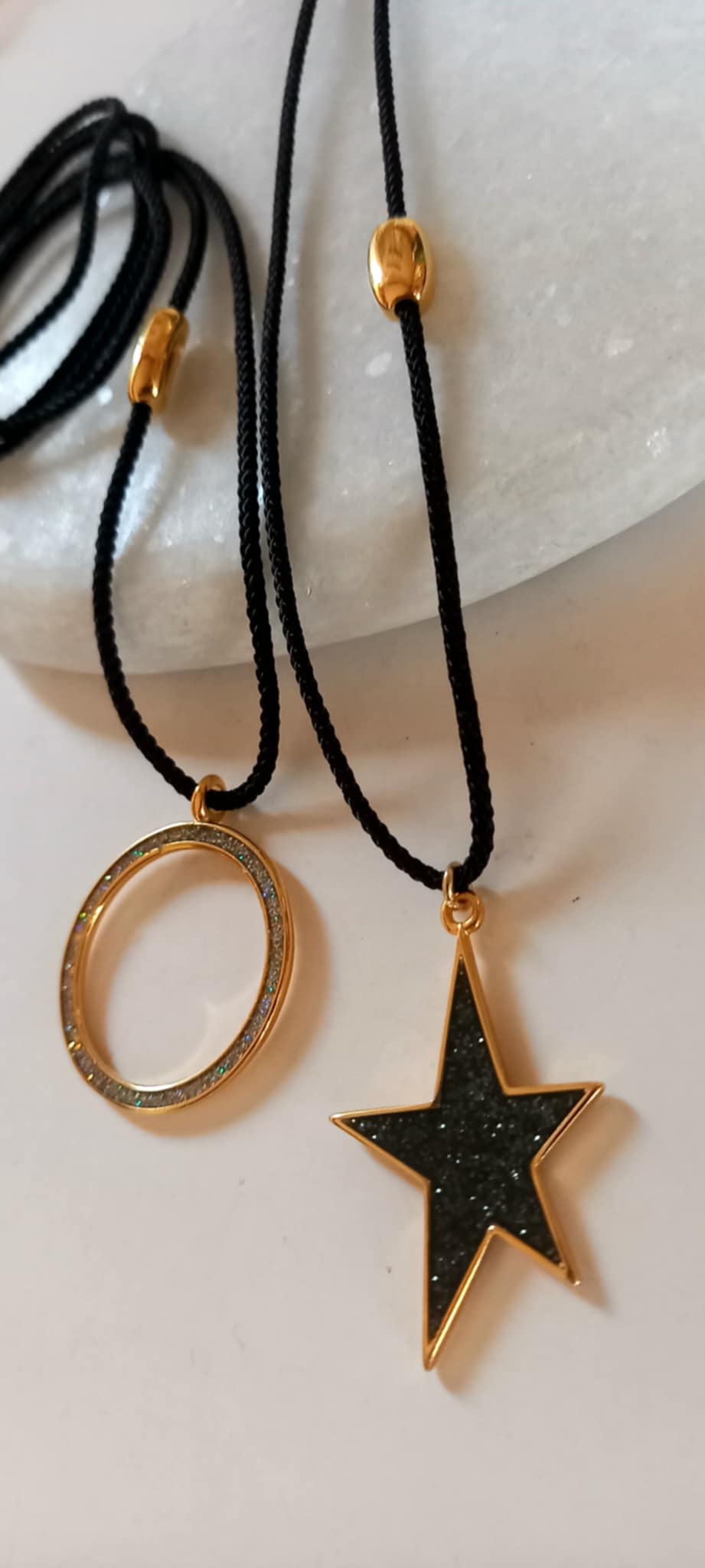 Κολιέ με κορδόνι και λαμπερό μοτίφ