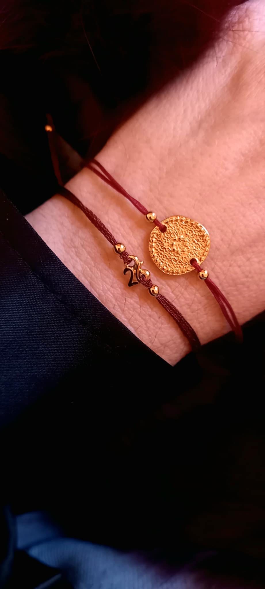 Βραχιόλι με κορδόνι και επιχρυσωμένο σφυρήλατο μοτίφ