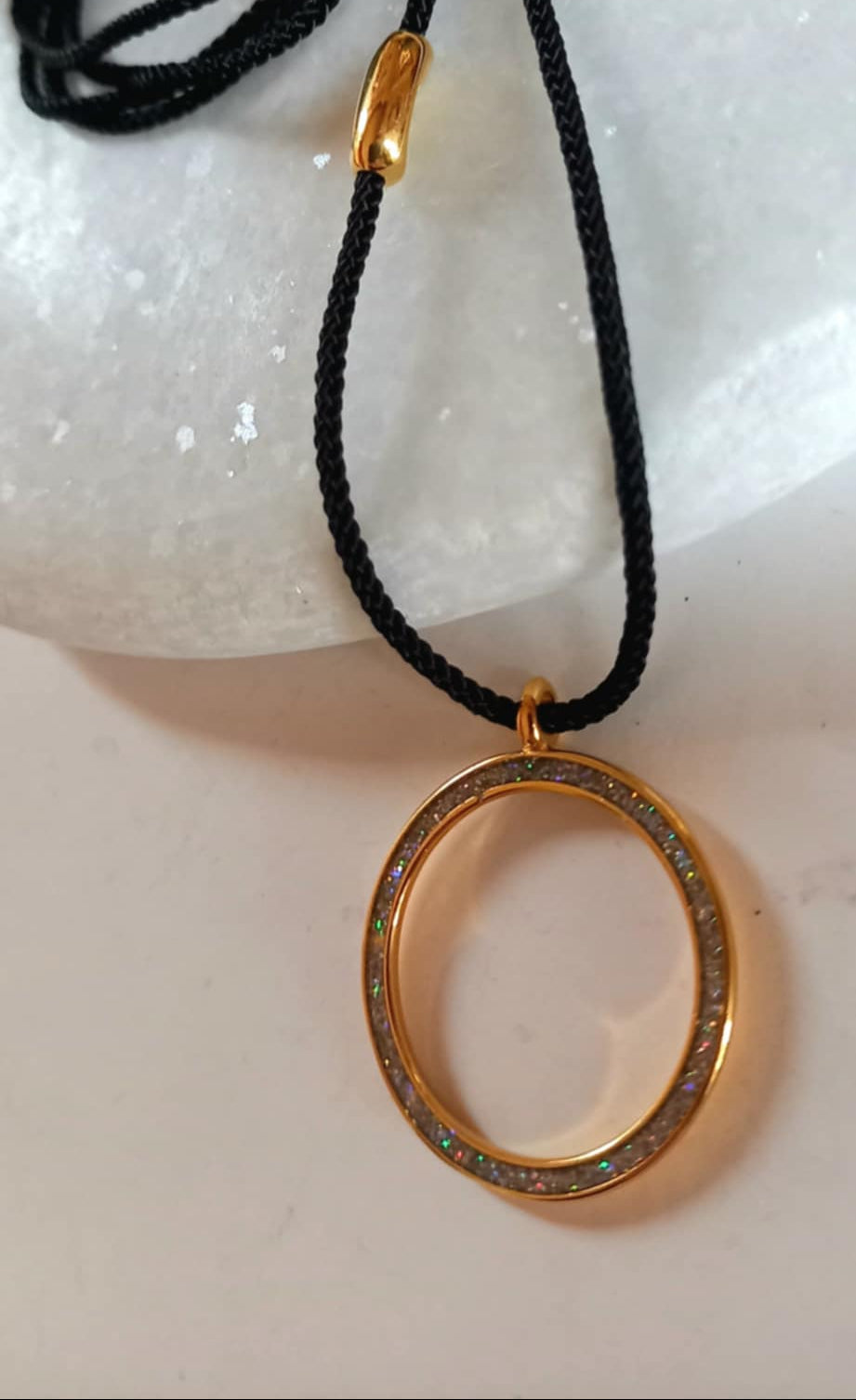 Κολιέ με κορδόνι και λαμπερό μοτίφ