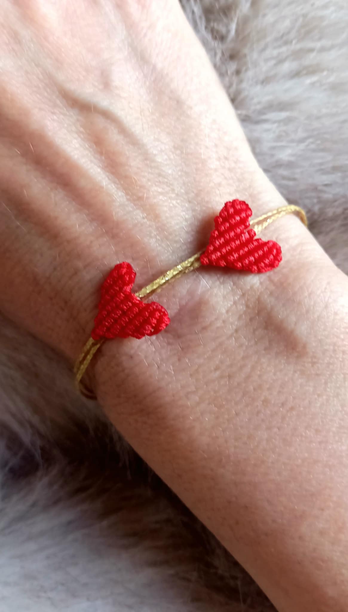 Βραχιόλι με καρδιές μακραμέ