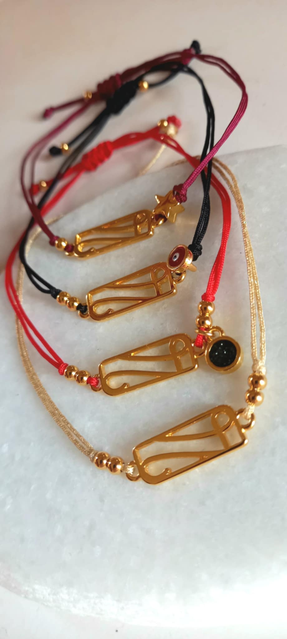 Βραχιόλι - γούρι 2026 με επιχρυσωμένο στοιχείο και αστέρι