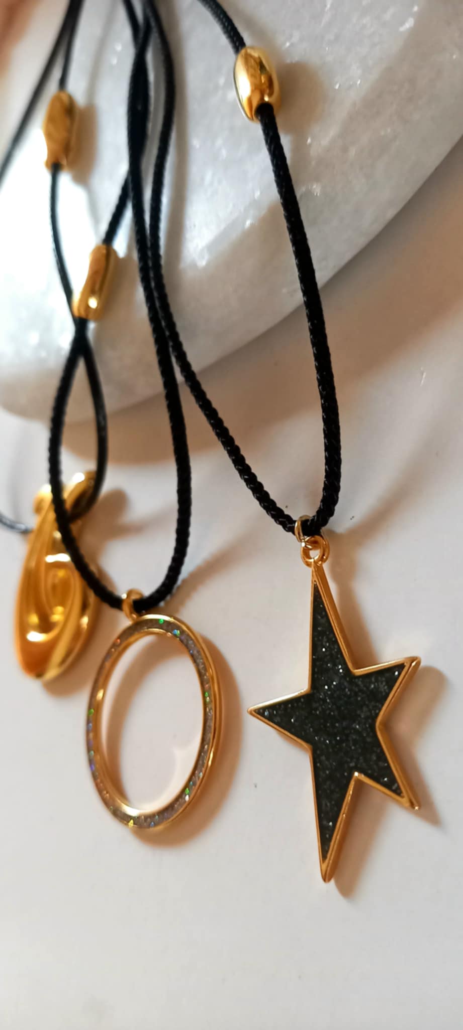 Κολιέ με κορδόνι και λαμπερό μοτίφ