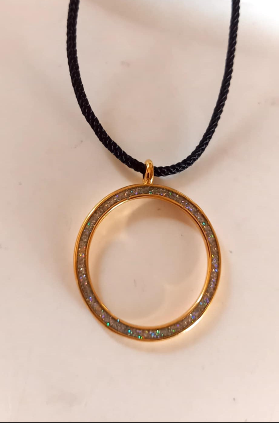 Κολιέ με κορδόνι και λαμπερό μοτίφ