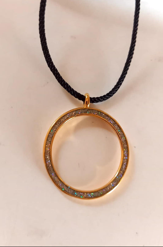 Κολιέ με κορδόνι και λαμπερό μοτίφ