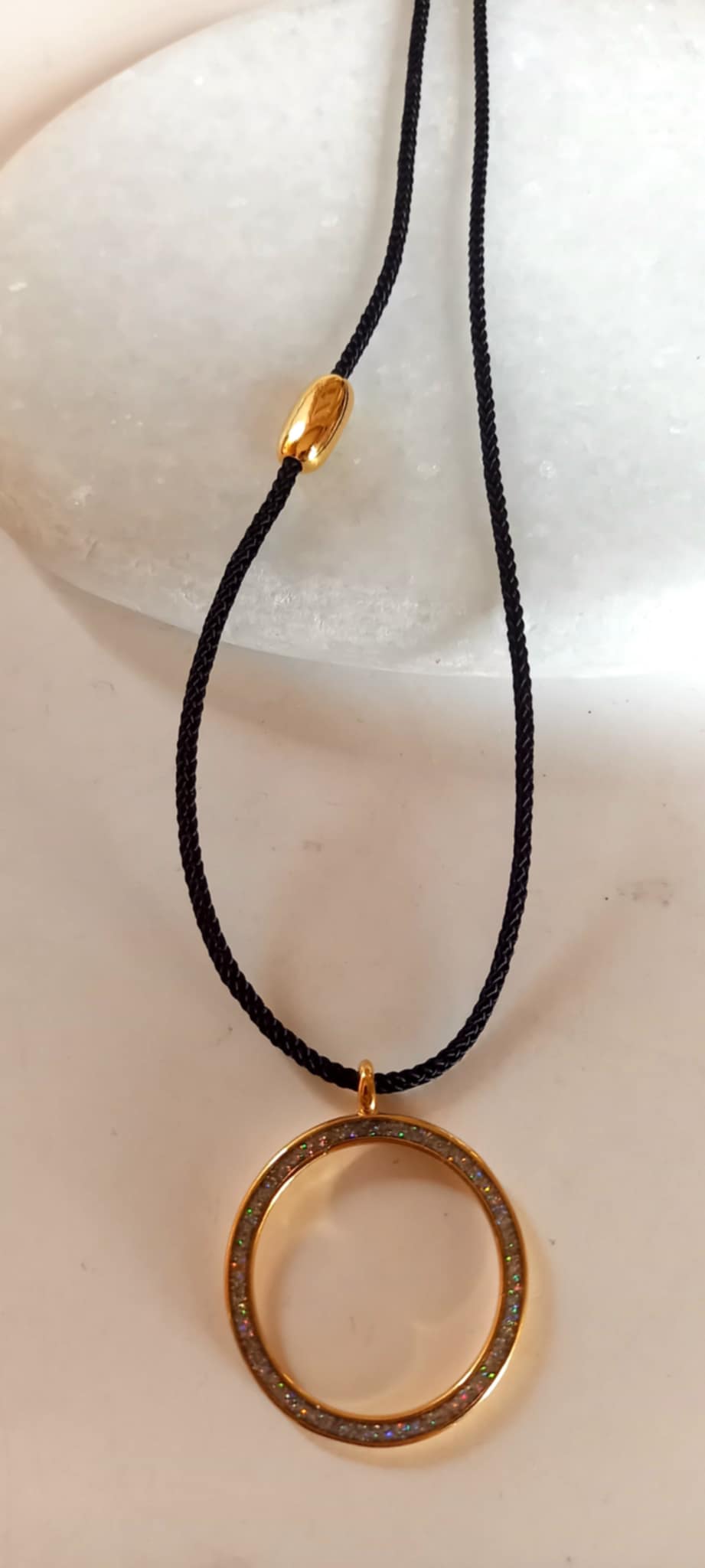 Κολιέ με κορδόνι και λαμπερό μοτίφ