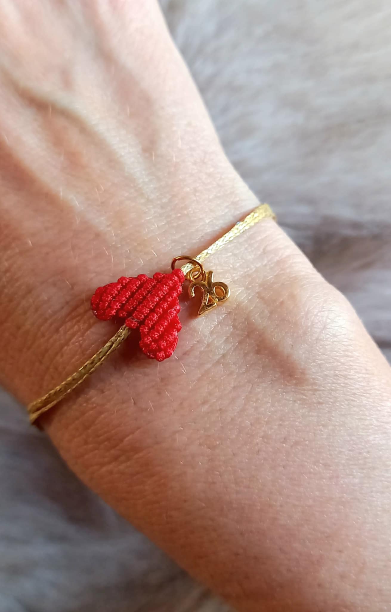 Βραχιόλι - γούρι με μακραμέ καρδιά