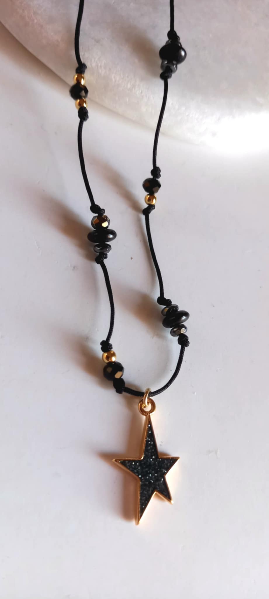 Κολιέ με κορδόνι, αιματίτες και μοτίφ αστέρι