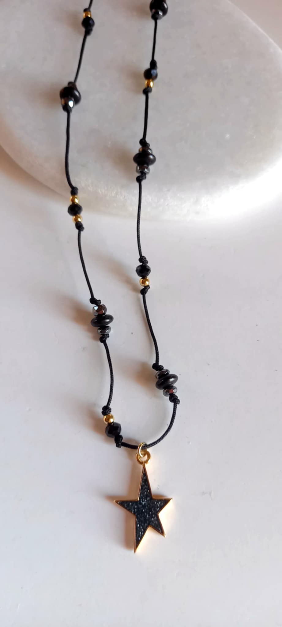 Κολιέ με κορδόνι, αιματίτες και μοτίφ αστέρι