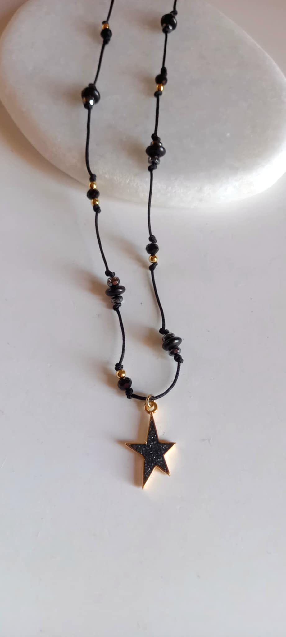 Κολιέ με κορδόνι, αιματίτες και μοτίφ αστέρι