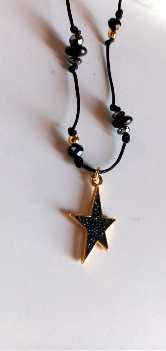 Κολιέ με κορδόνι, αιματίτες και μοτίφ αστέρι