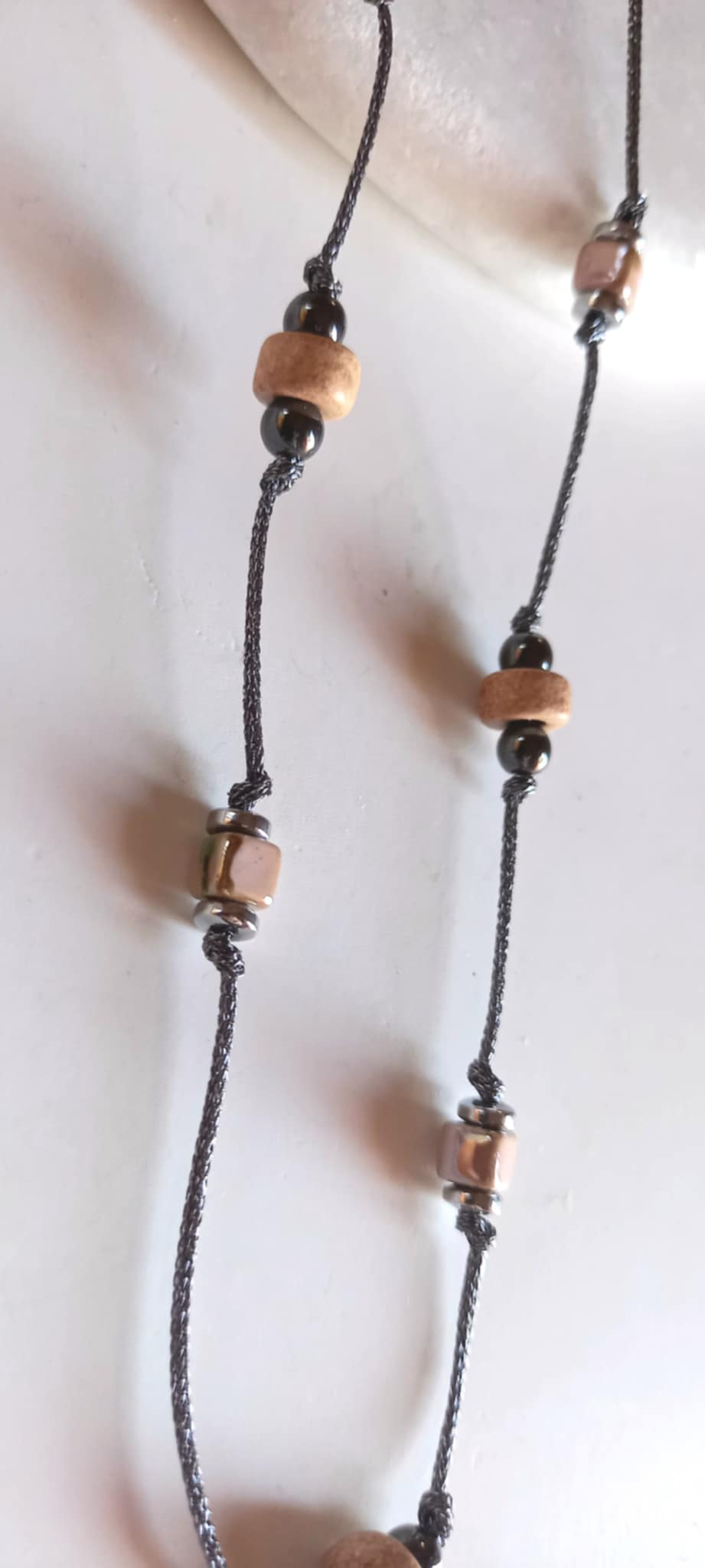 Κολιέ με κεραμικά στοιχεία και αιματίτες