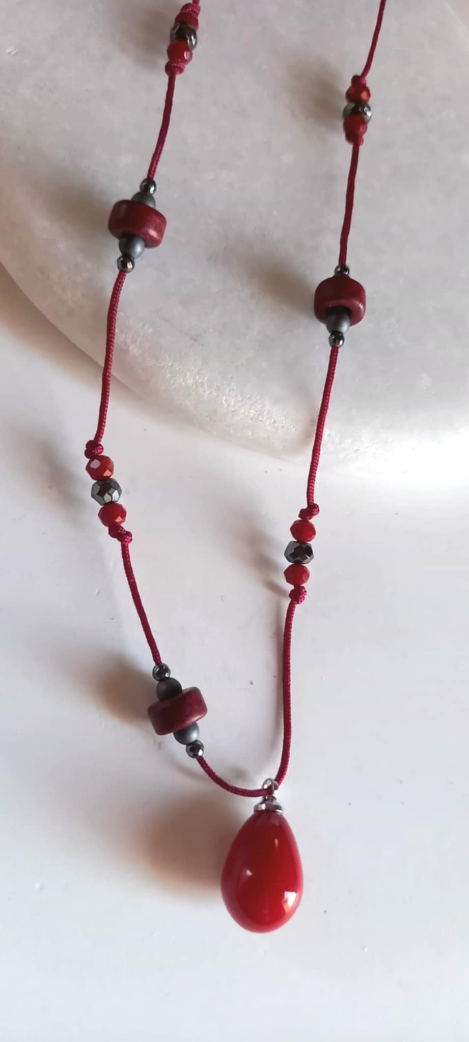 Κολιέ με κορδόνι, αιματίτες και μοτίφ