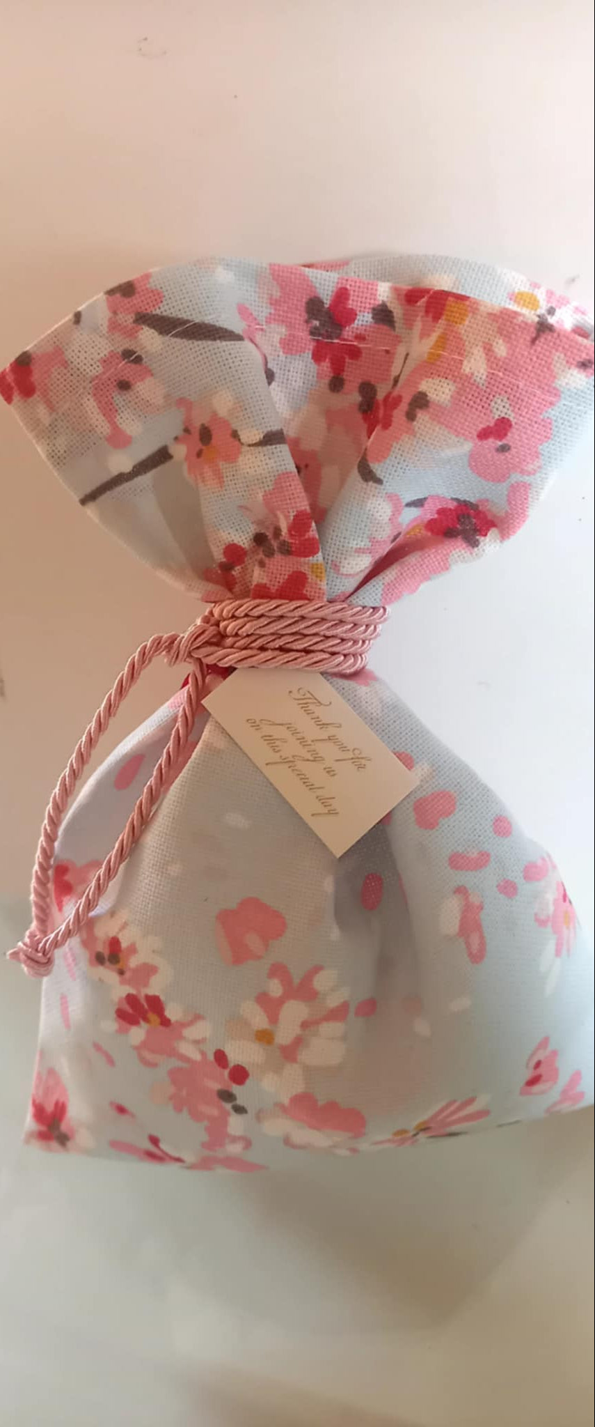 Μπομπονιέρα βάπτισης πουγκί με φλοράλ μοτίβο